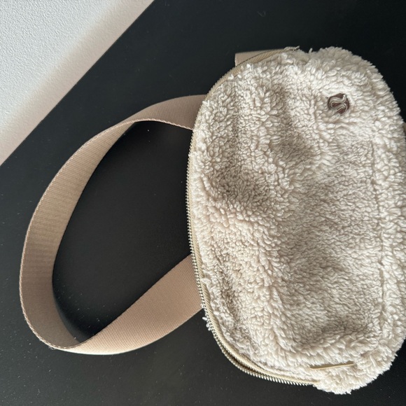 Everywhere belt bag 1L white/cream fleece design - Picture 3 of 5